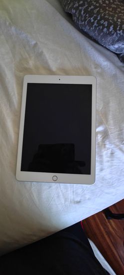 Apple iPad 5th Gen 128GB Silver 9.7in Wi‑Fi Bluetooth Tablet MP2J2LL/A1822