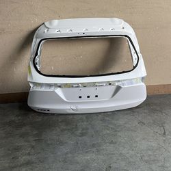 (266) 25-26 Nissan part Kicks liftgate 2025 2026