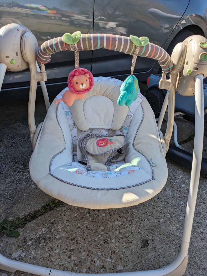 Ingenuity Cozy Kingdom Portable Baby Swing