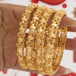 4pcs Dubai Women's Fashion Bracelets Or bangles.