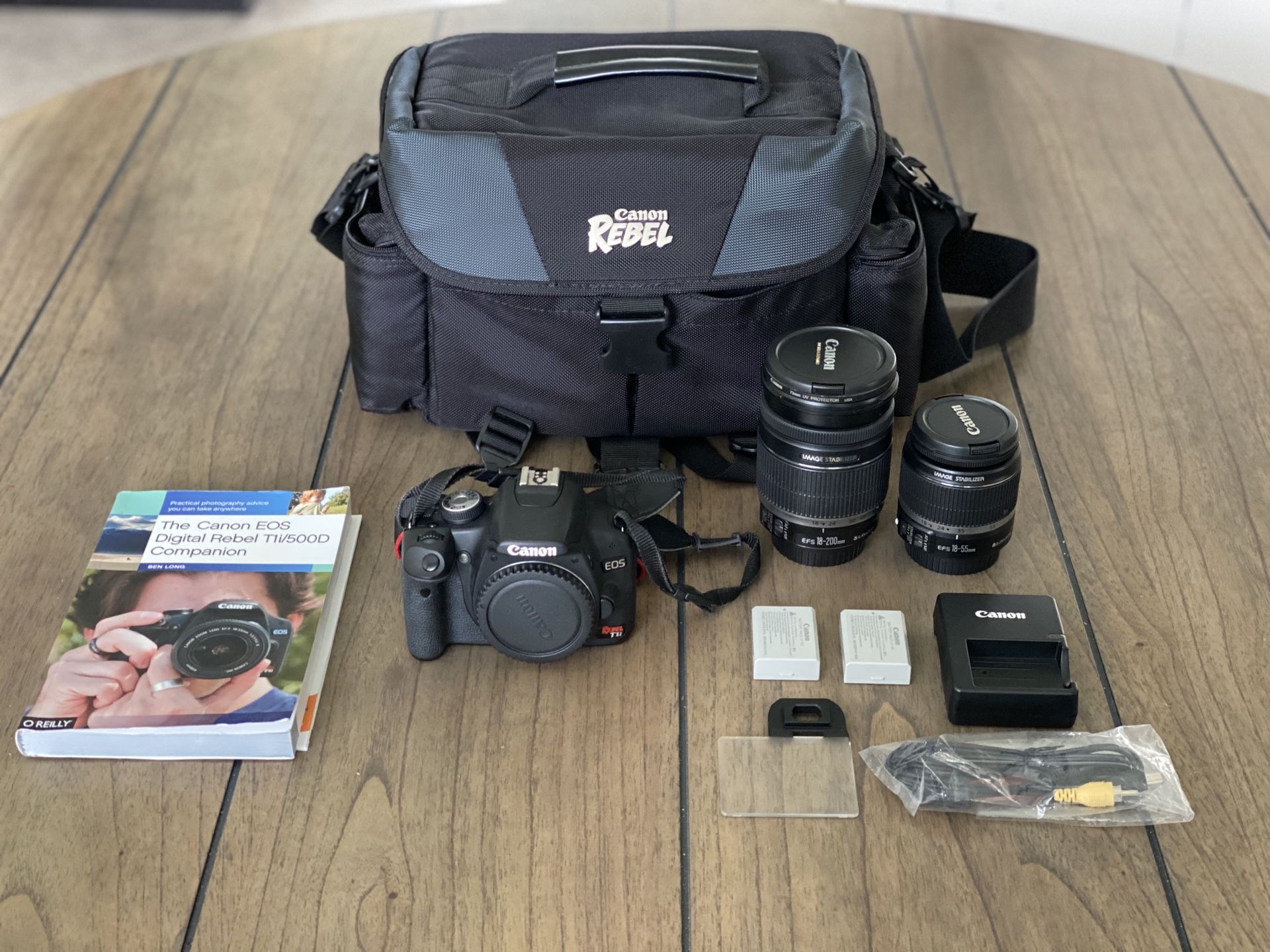 Canon Rebel T1i 18-200 and 18-55 camera lens plus extras!!