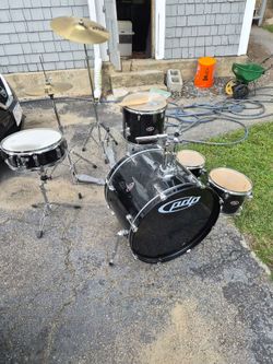 PDP  Z5 SERIES 5 PIECE DRUM SET.