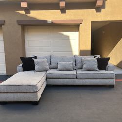 Stylish Gray Sectional Couch – Clean, Comfortable 