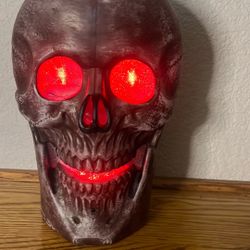 Color Changing Features On Skull With Spooky Noises And Music 
