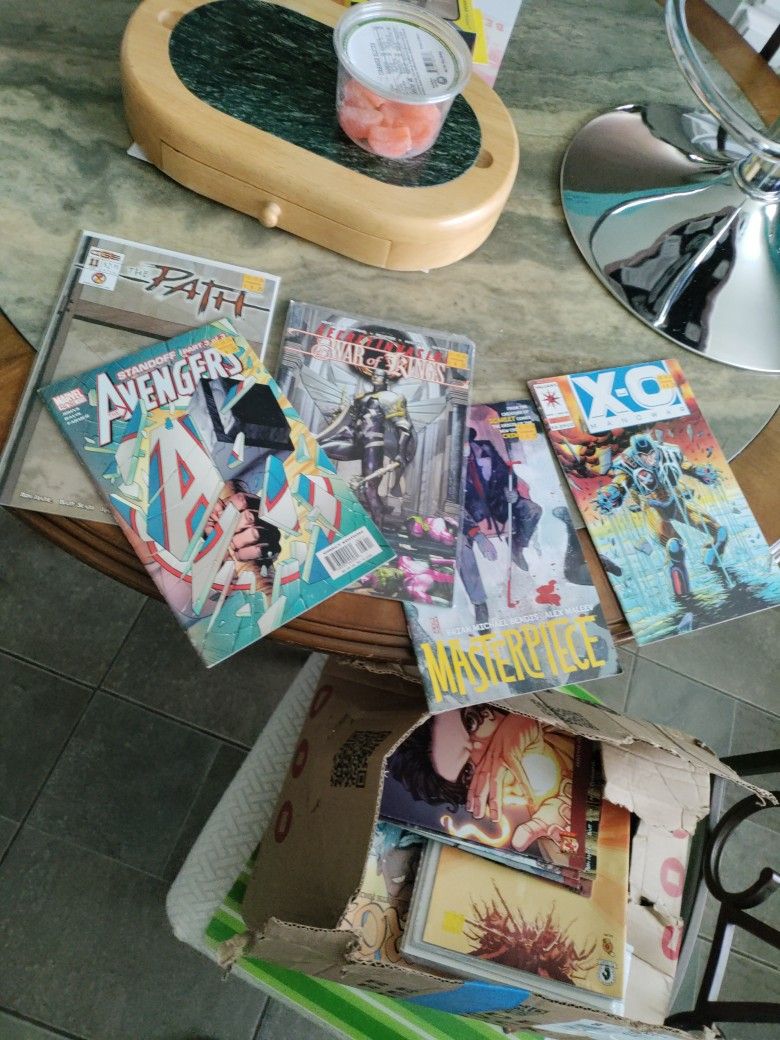 BOX OF RANDOM COMIC BOOKS. $30 TAKES ALL KNOW NOTHING ABOUT THEM