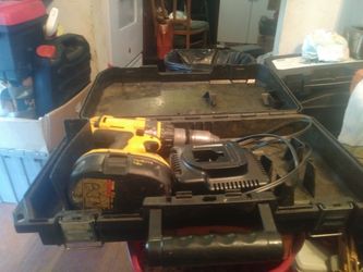 DEWALT 18VOLT HAMMER DRILL WITH BATTERY & CHARGER & CARRYING CASE WORKS GREAT