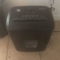 Paper Shredder / Pen And Gear
