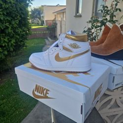  Air Jordan 1 Retro High OG "White and Gold". 