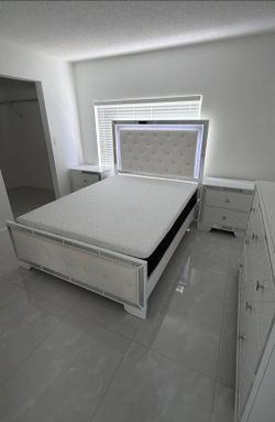 Brand New Modern Queen Bedroom set white