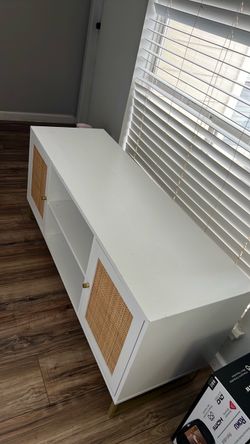 TV stand  w47 H 22 like new