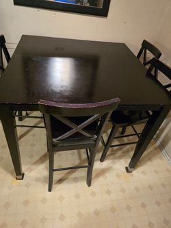 High dining table  with 4 chairs/ Sillas