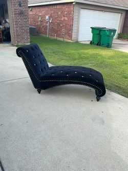 Black Velvet Tufted Chaise Lounge – Elegant Accent Chair