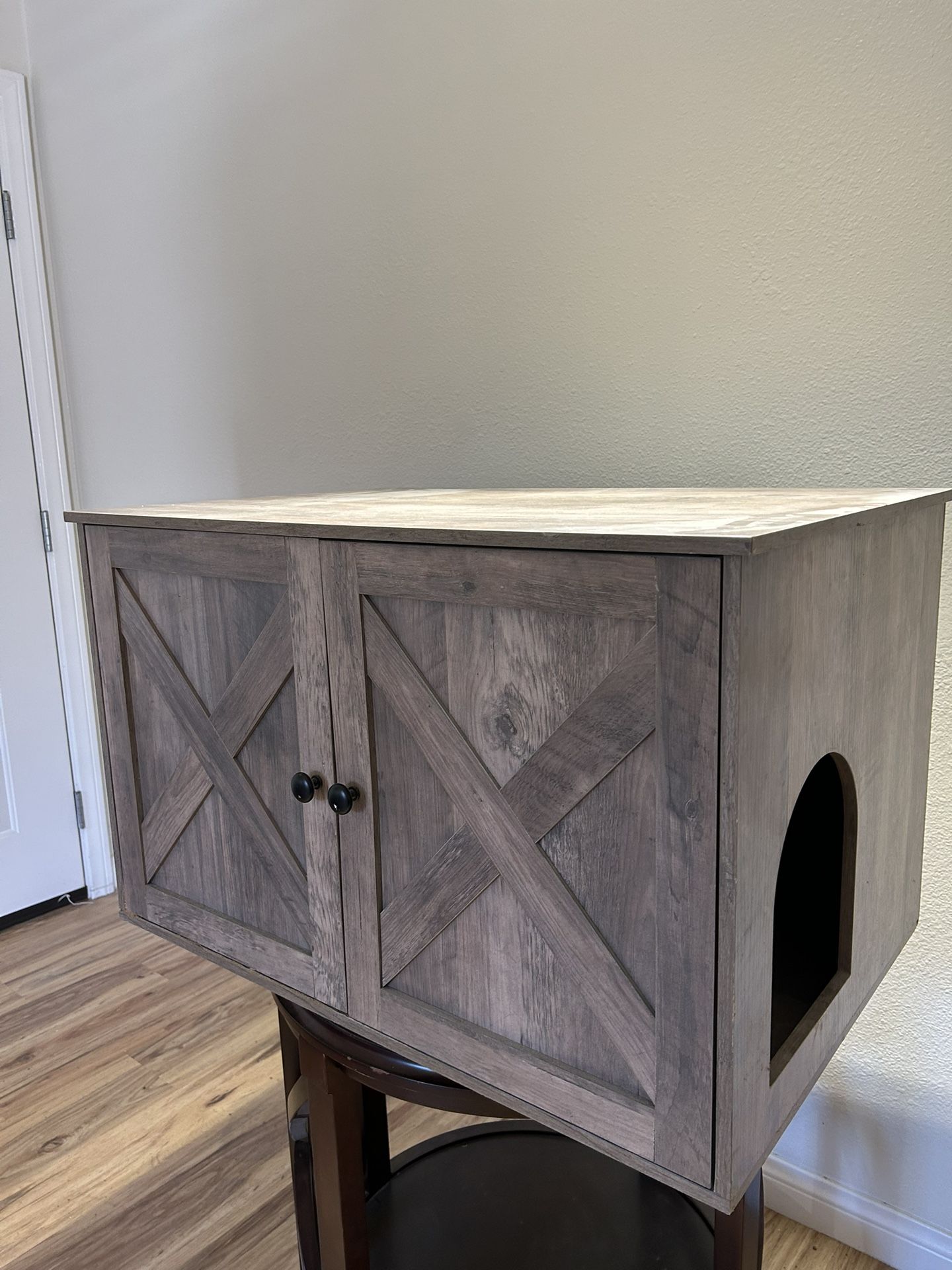 Cat litter box enclosure