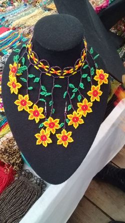 hola tengo vestidos artesanales echos a mano y blusas y guaraches artesanales de frida y tengo