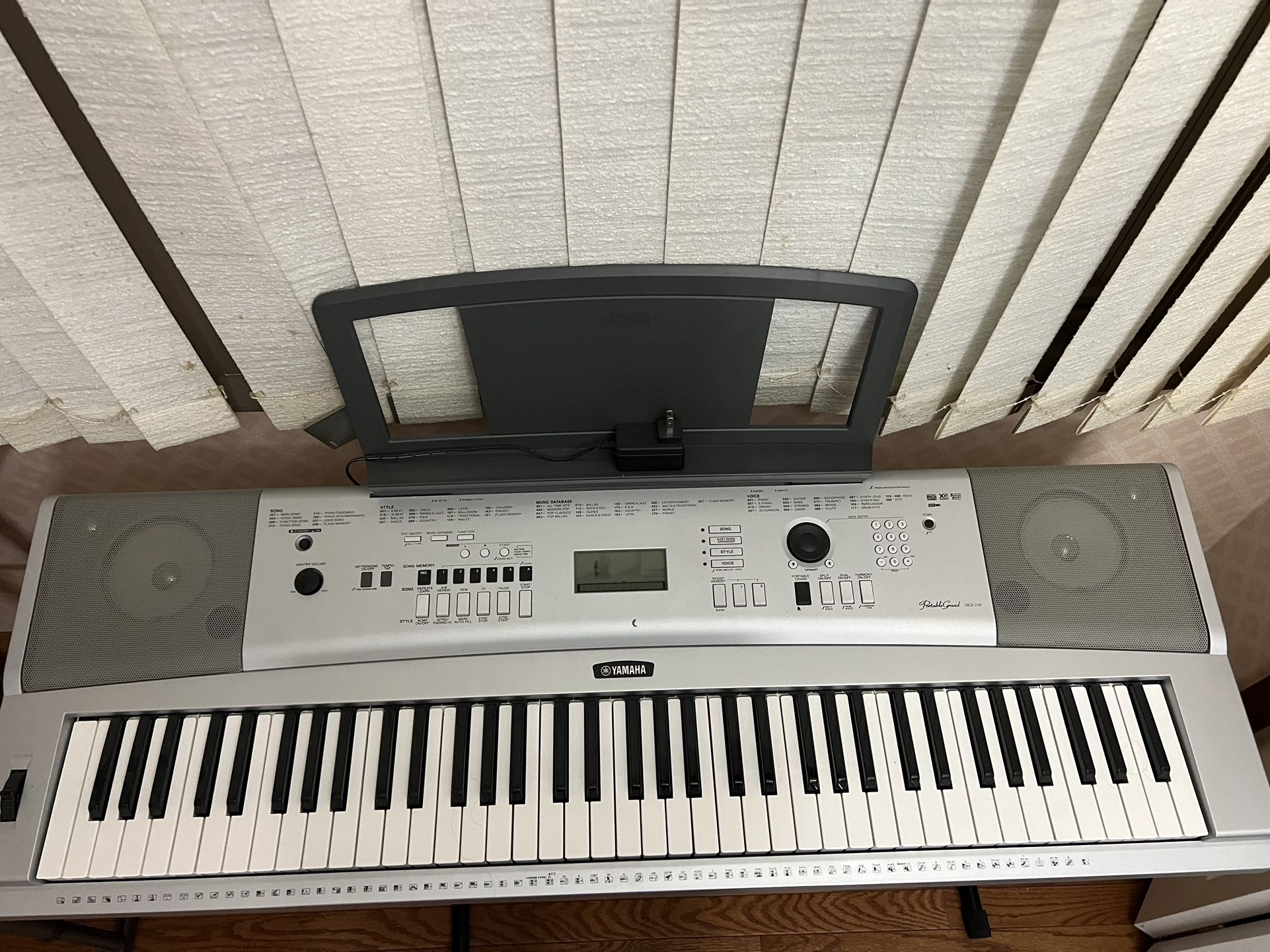 Yamaha Portable Grand DGX 230 Like New