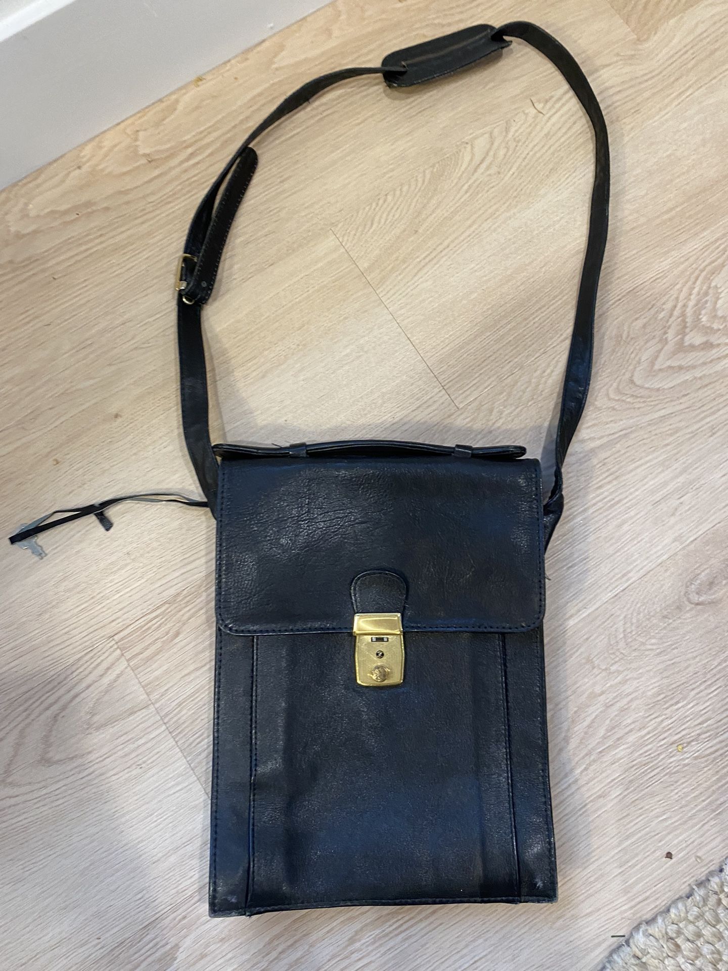 Vintage Leather Amiet Crossbody Purse