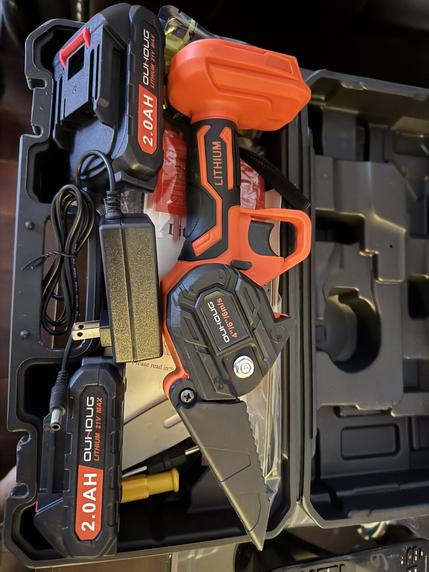 Mini Chainsaw, Small Handheld Mini Chainsaws Cordless, Battery Powered Chain Saws with Security Lock and 2 Battery, 4-Inch Electric Chainsaw for Tree