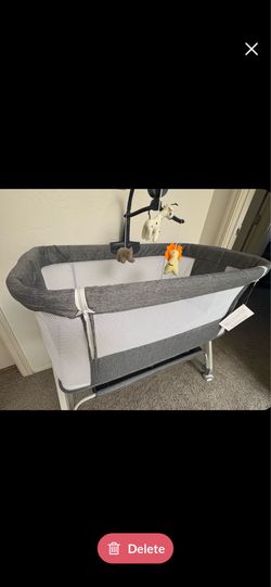 Baby bassinet/ like new/ still has the tags on it