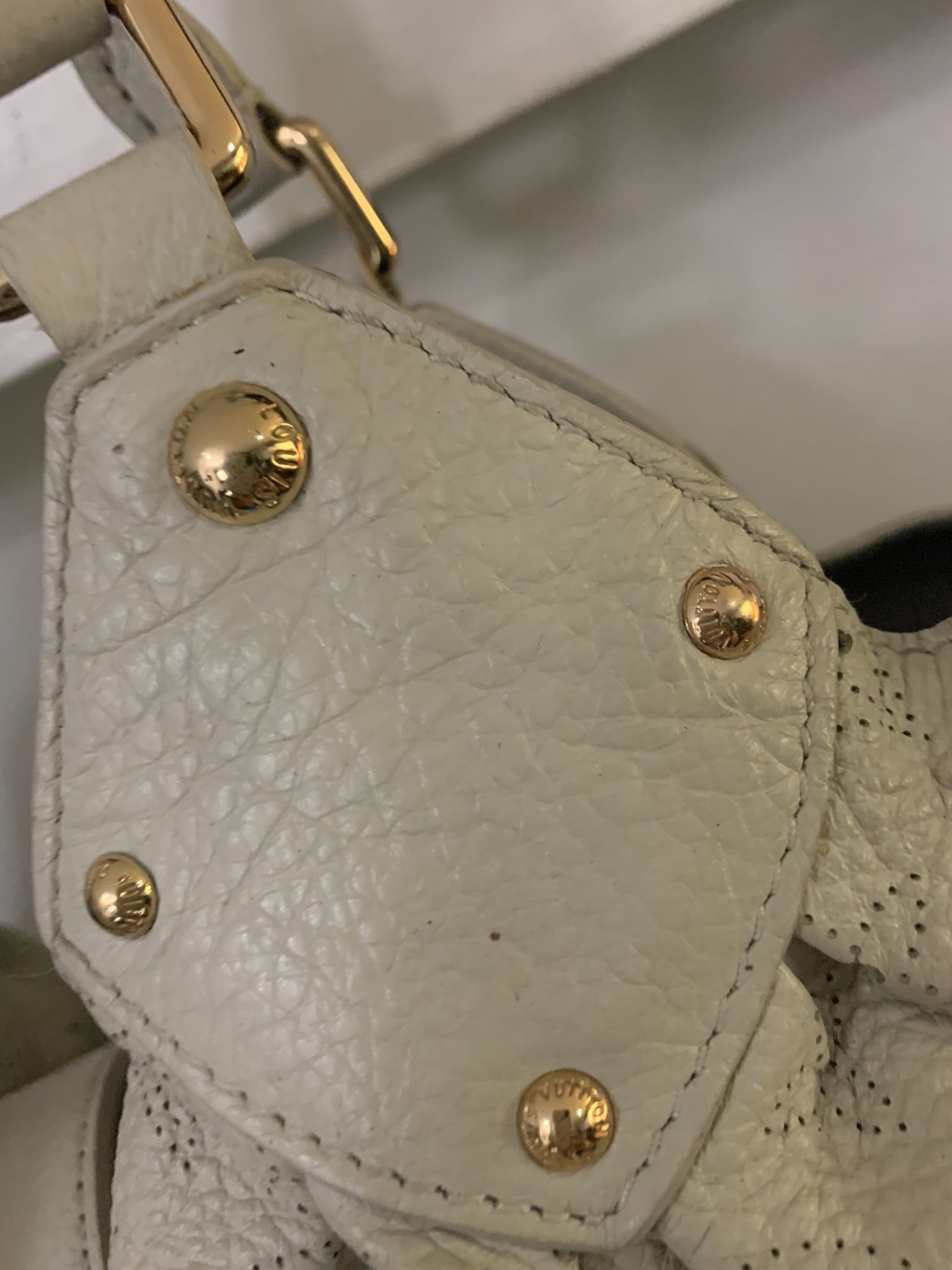 Authentic Louis Vuitton Mahina Cream Hobo Shoulder Bag for Sale in  Brentwood, CA - OfferUp