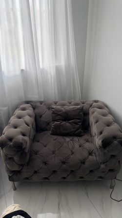 El dorado Gray Velvet Tufted Accent Chair