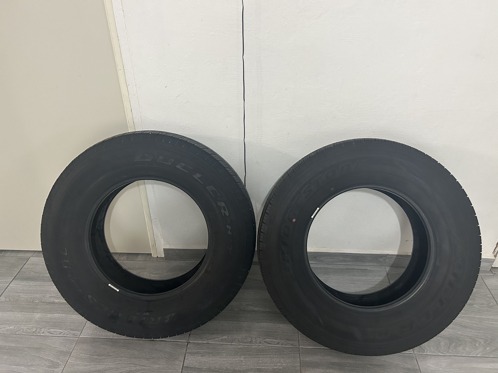TIRES / 1 nueva y 1 usada