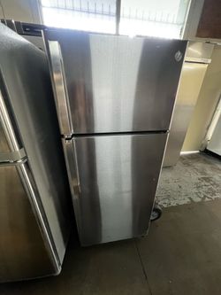 TOP FREEZER GE APARTMENT SIZE REFRIGERATOR 18 CF