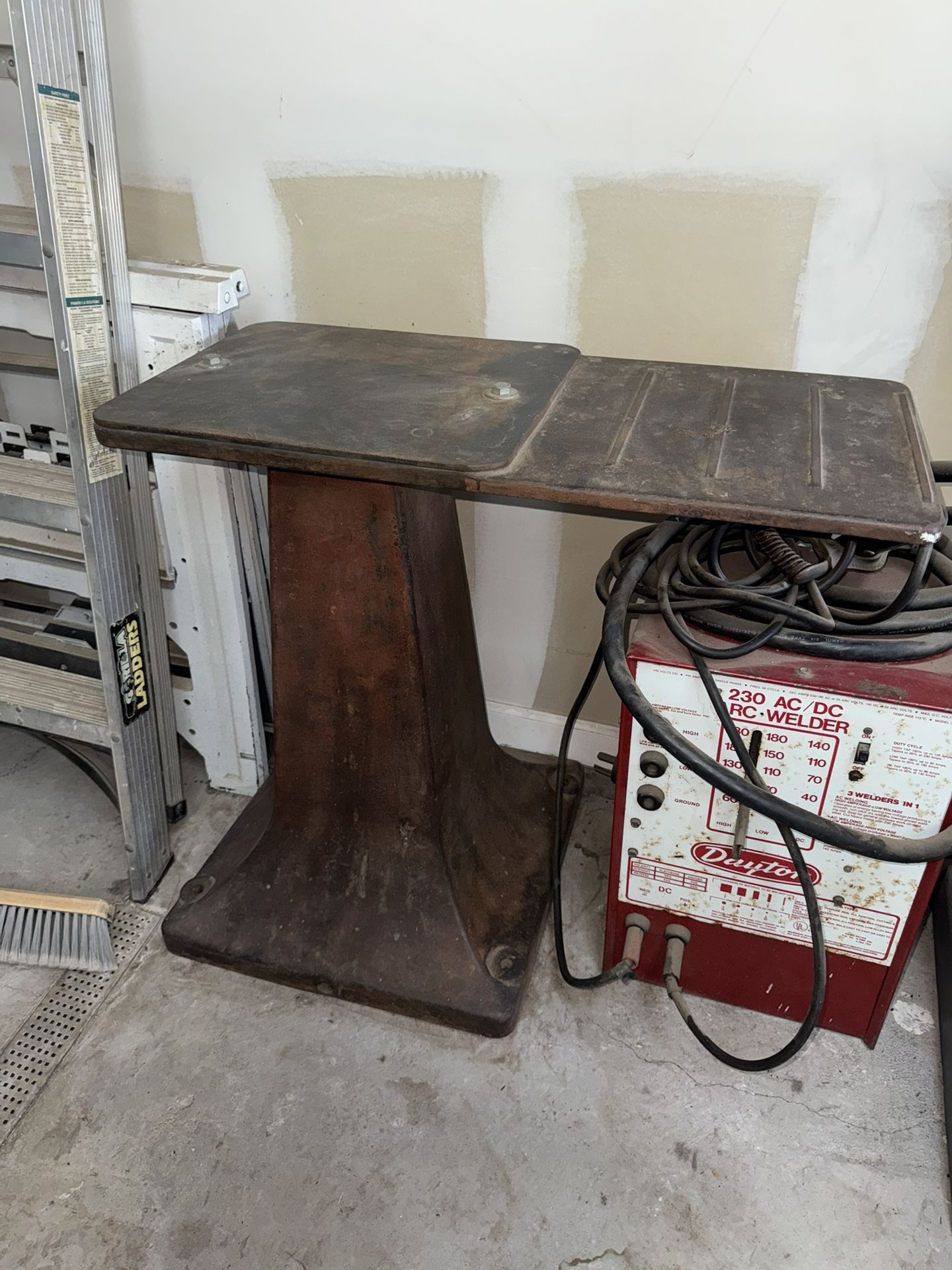 Vintage Casted Heavy Duty Stand Vise Or Grinder