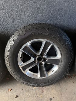 Bridgestone Dueler A/T Tire on Alloy Wheel