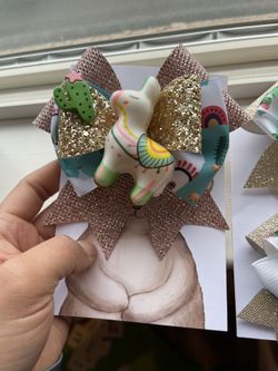 Llama bow 4” vinyl with squishy as center