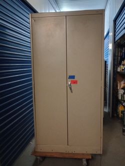 Solid metal storage cabinet With key