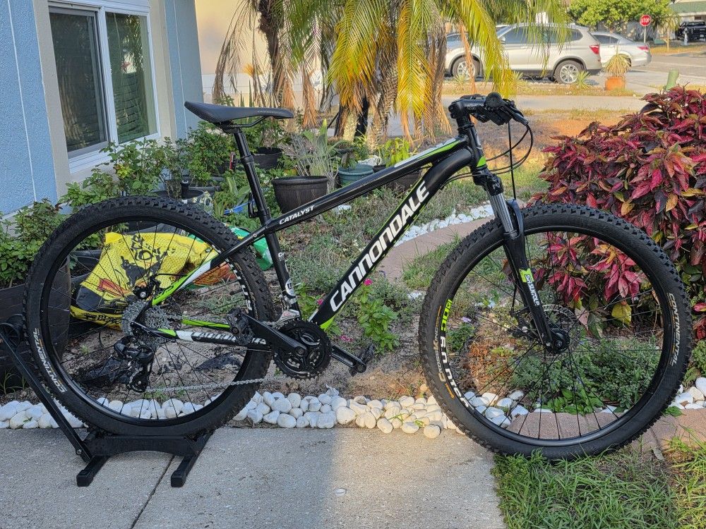 Cannondale Catalyst 27.5in Disc Brakes Mountain Bike.