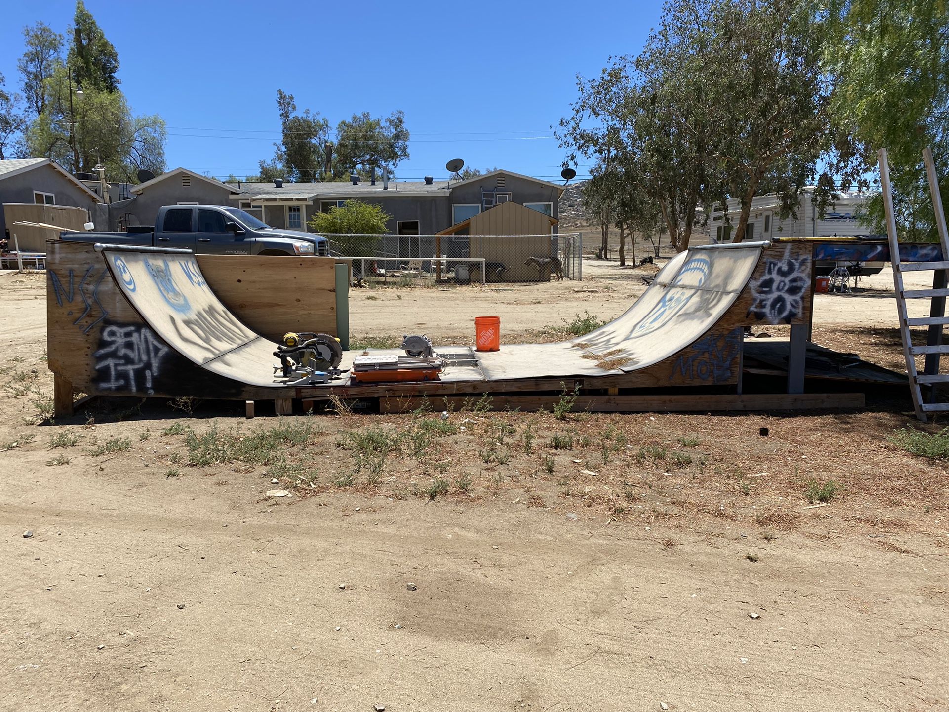 Skateboard Half-Pipe Ramp