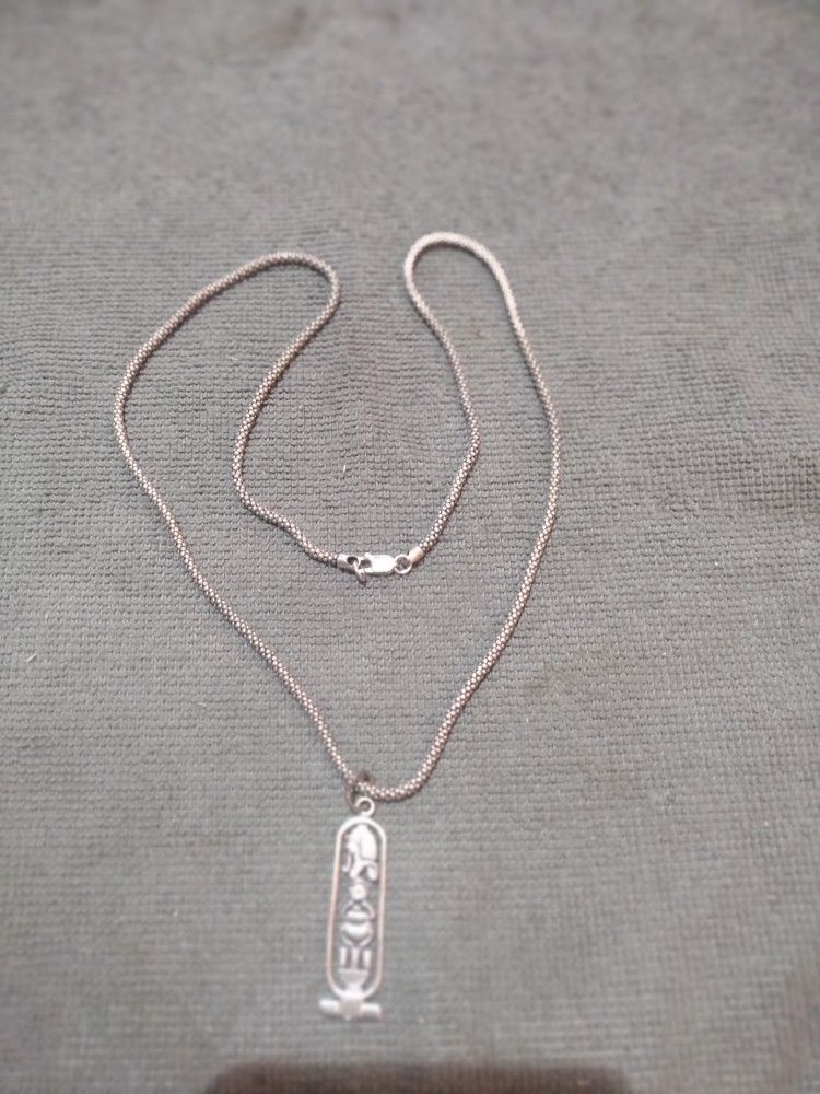 pretty silver pendant and chain