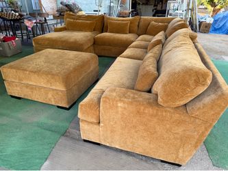 Beautiful Huge Living Spaces Golden Yellow/Brownish Color