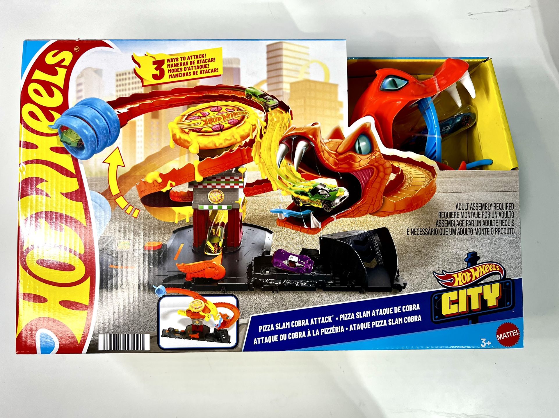Hot Wheels City Toy Car Track Set, Pizza Slam Cobra Attack Playset, Snake Tail Spiral Track with Randomizer