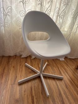 White Modern Plastic Shell Chair – Fair-Good Condition : $15 OBO