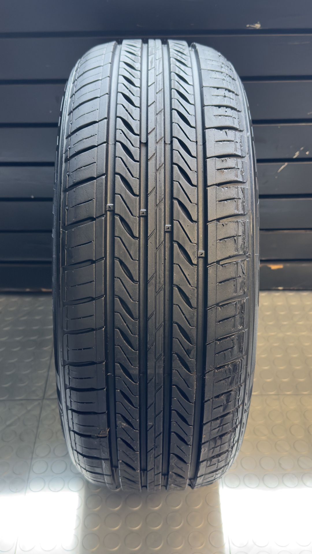 #317 One LikeNew Tire Sentury 195/60/15 #88H