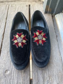 Men’s black loafer with king emblem size 7