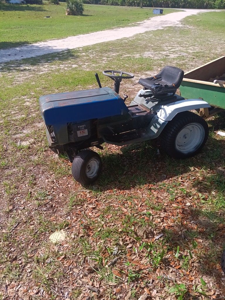 Ford
Lawn tractor