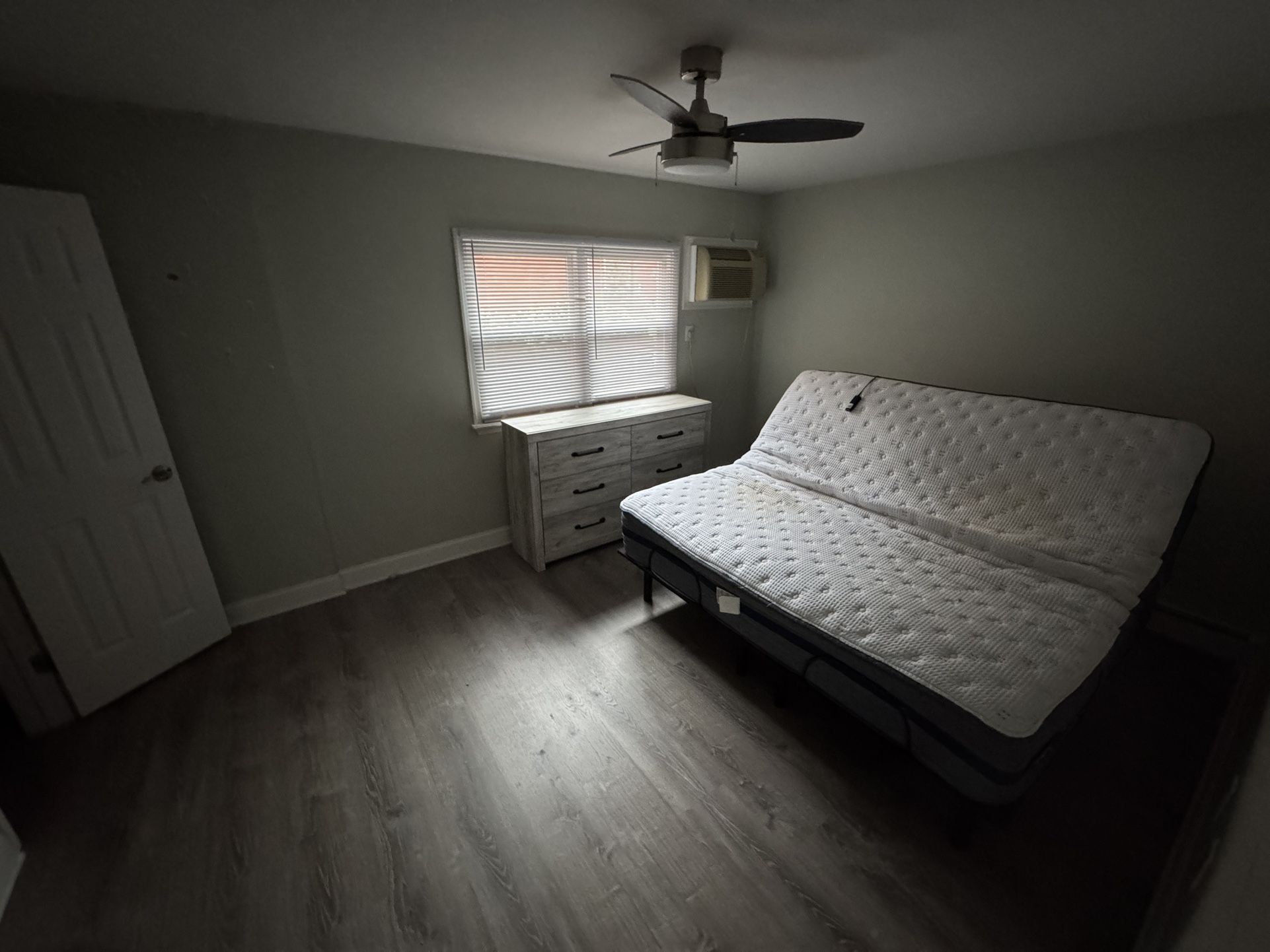 🛏️ King Adjustable Bed Base – Wired Remote – Excellent Condition – $350 OBO