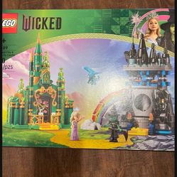 LEGO Wicked Emerald City & Kiamo Ko Castle Building