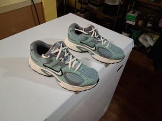 Women's nike V5 RNR size 10 brand new cannon pale ivory cool gray