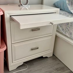 SELLING A DRESSER AND TWO NIGHTSTANDS  WHITE ROONS TO GO IN WOOD. 