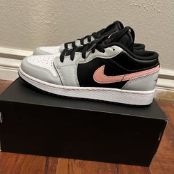 Brand New Jordan 1 Low Womens Size 7 (5.5y)
