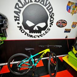 Trek Marlin 5 Gen Hardtail Mountain Bike M Only Used Twice!