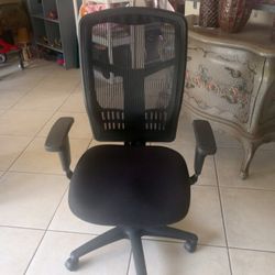 OFFICE DESK CHAIR.  SIZE LARGE 