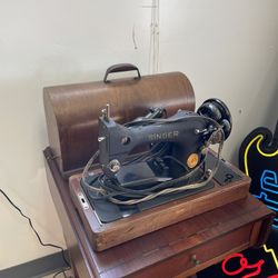 Antique Portable Singer Sewing machine, Complete and in Great Shape