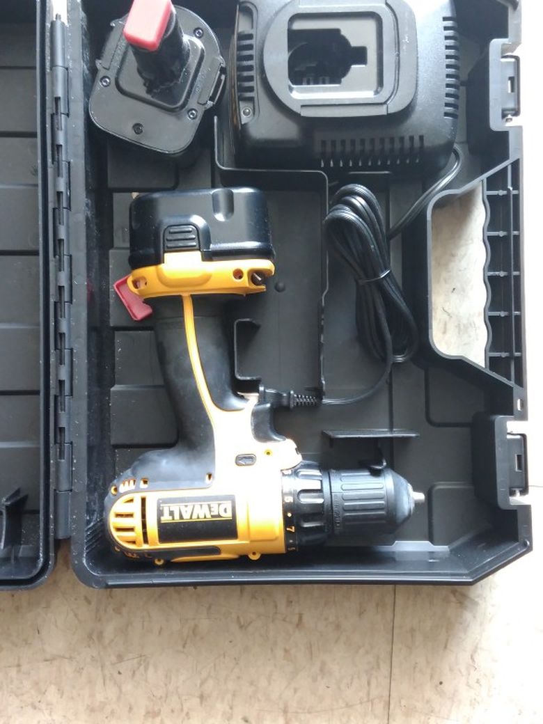 DEWALT CORDLESS DRILL { DC742 } NEW