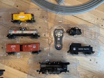 Lionel Union Pacific Flyer LionChief Electric O Gauge Bluetooth 5.0 Train Set with Remote