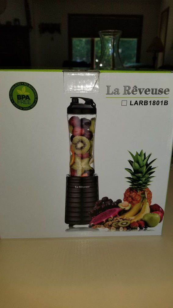 NEW IN BOX LA REVEUSE MINI BLENDER TRAVEL SPORTS BOTTLE SMOOTHIES. 300 WATT. PICK UP MIDDLEBORO ONLY . PRICE IS FIRM